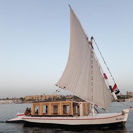 Nile Sunrise Felucca Boat Private Rental Luksor Zewnętrze zdjęcie