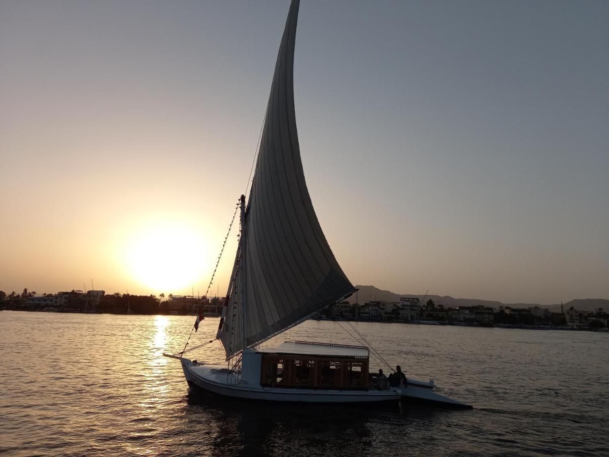 Nile Sunrise Felucca Boat Private Rental Luksor Zewnętrze zdjęcie