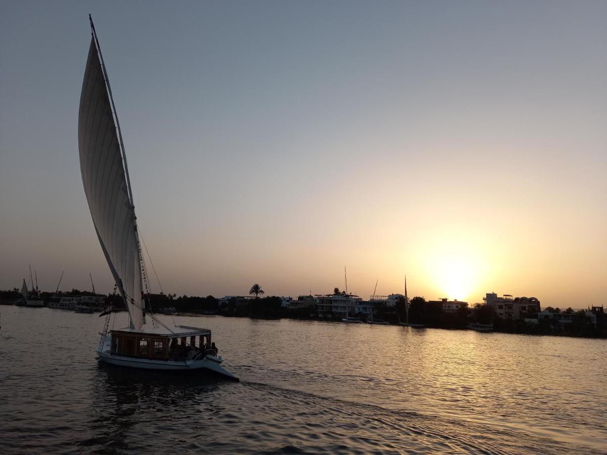 Nile Sunrise Felucca Boat Private Rental Luksor Zewnętrze zdjęcie