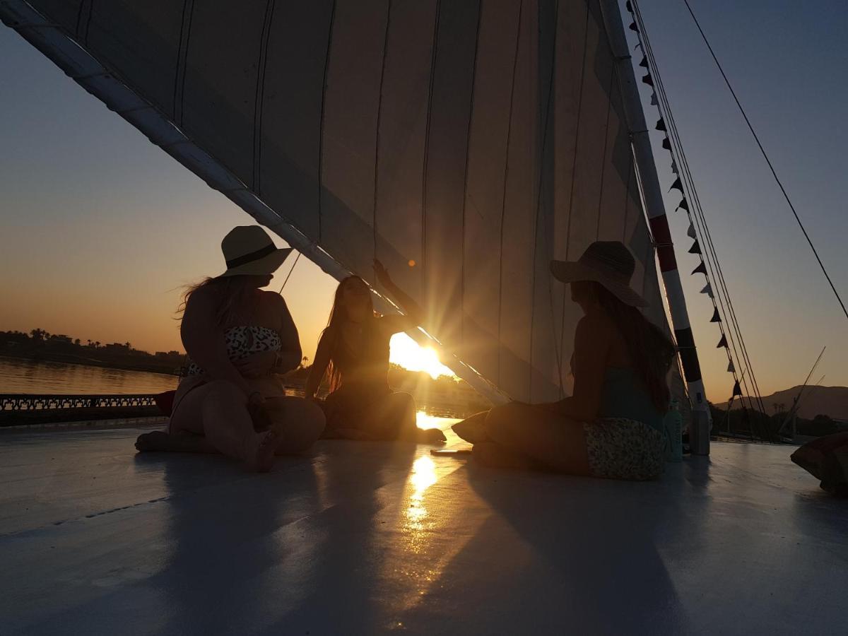 Nile Sunrise Felucca Boat Private Rental Luksor Zewnętrze zdjęcie