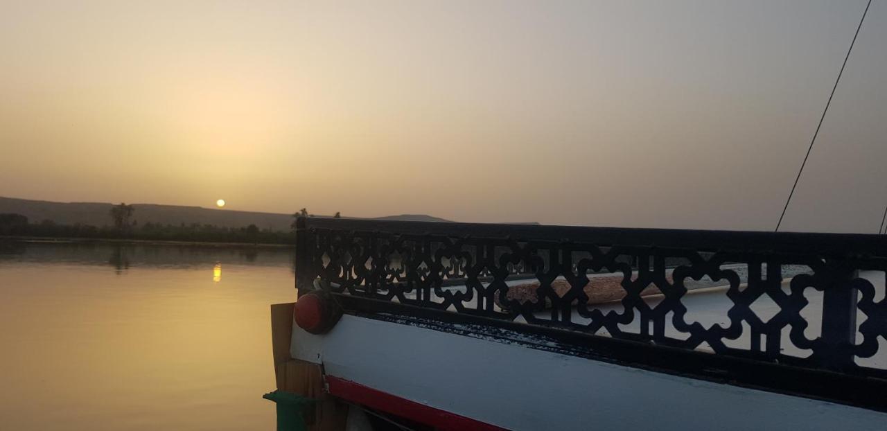 Nile Sunrise Felucca Boat Private Rental Luksor Zewnętrze zdjęcie